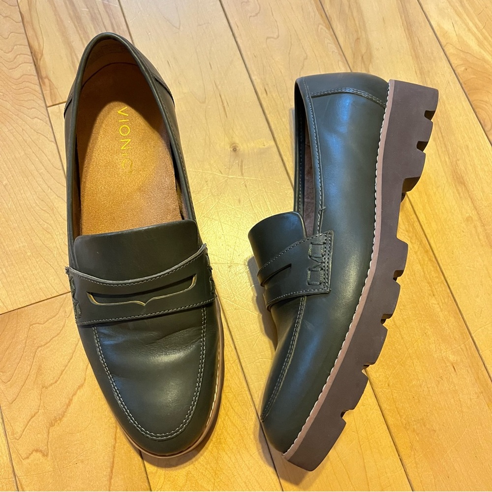 Vionic Cheryl II Leather slip on penny loafers in dark khaki size 8 wide - Picture 2 of 12